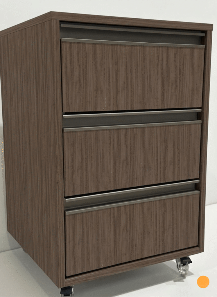 Criado-mudo com 3 gavetas e rodinhas na cor Ameixa Negra, fabricado em MDF pela FIX HOME BR.