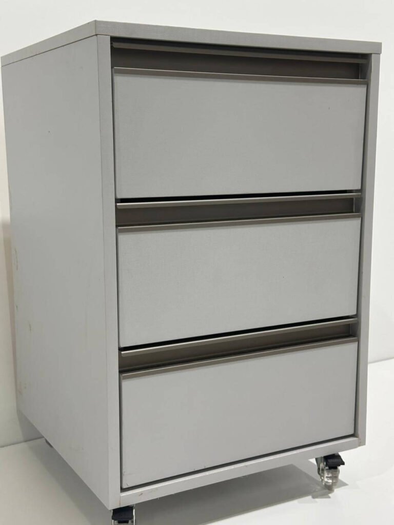 Criado-mudo com 3 gavetas e rodinhas na cor Bege Matt, fabricado em MDF pela FIX HOME BR.